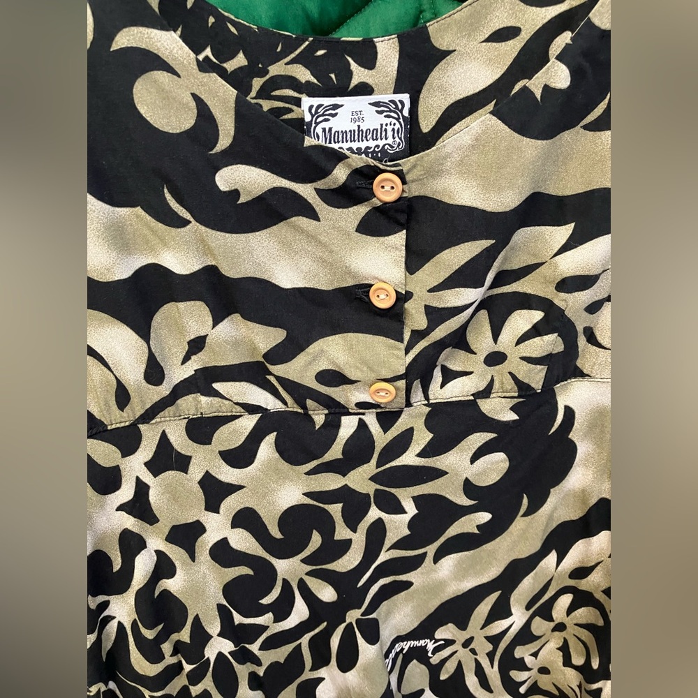 Traded** VTG Manuheali’i quilt print Tank top. Black/Olive. Wood button front - Picture 2 of 3